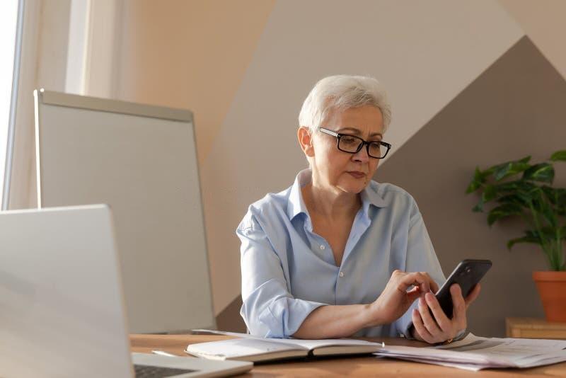 Senhora-consultando-previdencia
